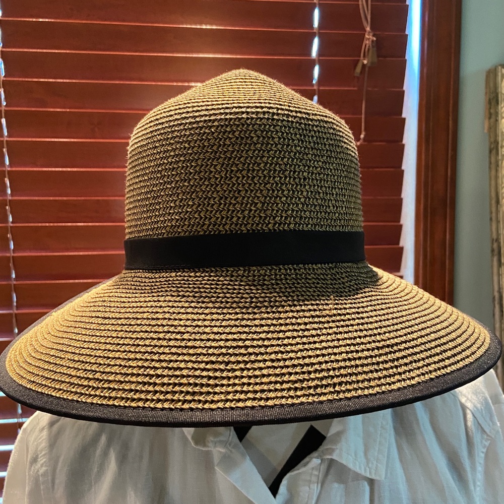 Capellini Womens straw hat